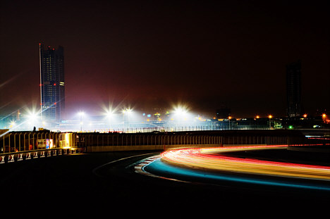 To af de 14 sving på Dubai Autodrome, som kørerne nu kører i mørke.